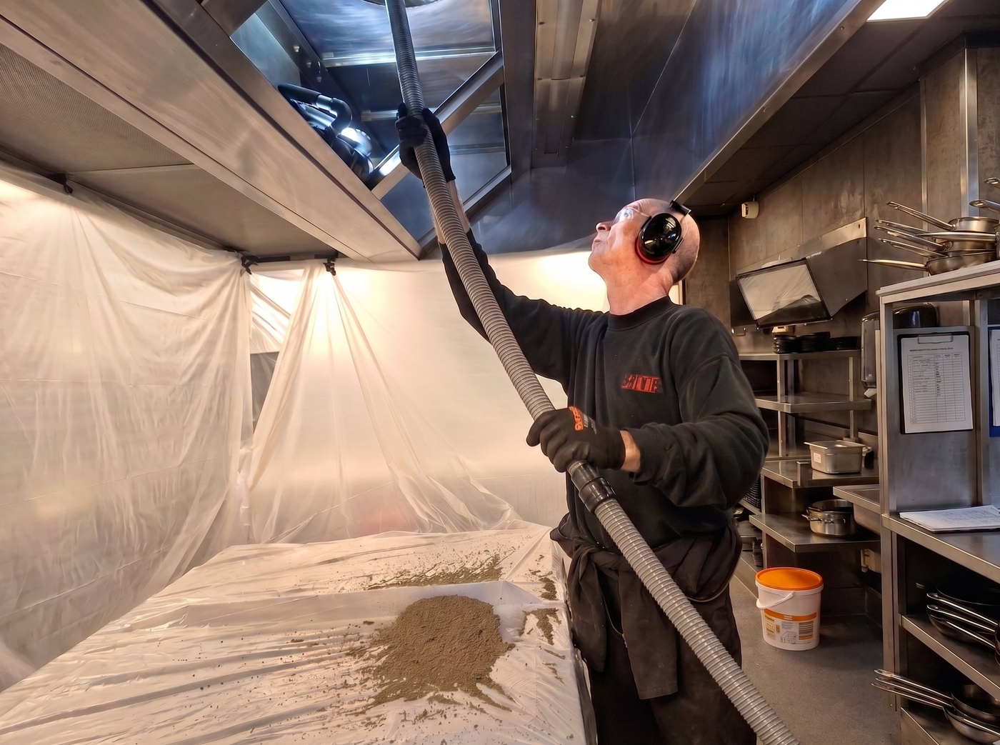 HTB-team aan het werk in een horecakeuken
