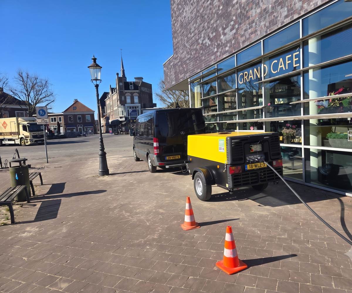 HTB-bus met droogijsaggregaat op locatie bij een horecazaak