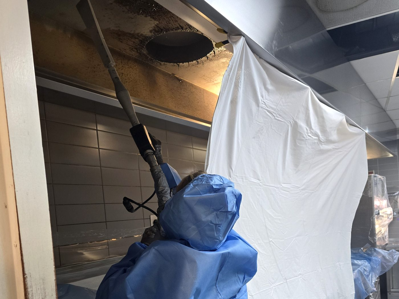 Reiniging met droogijs in een horecakeuken